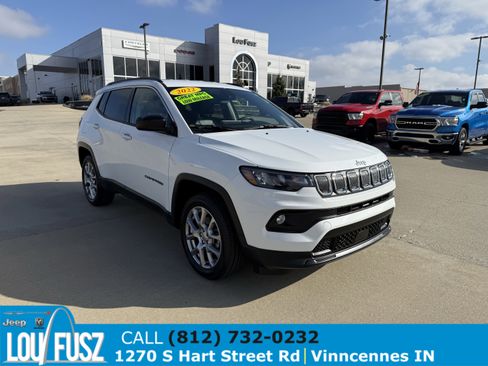 Used 2022 Jeep Compass Latitude image 1