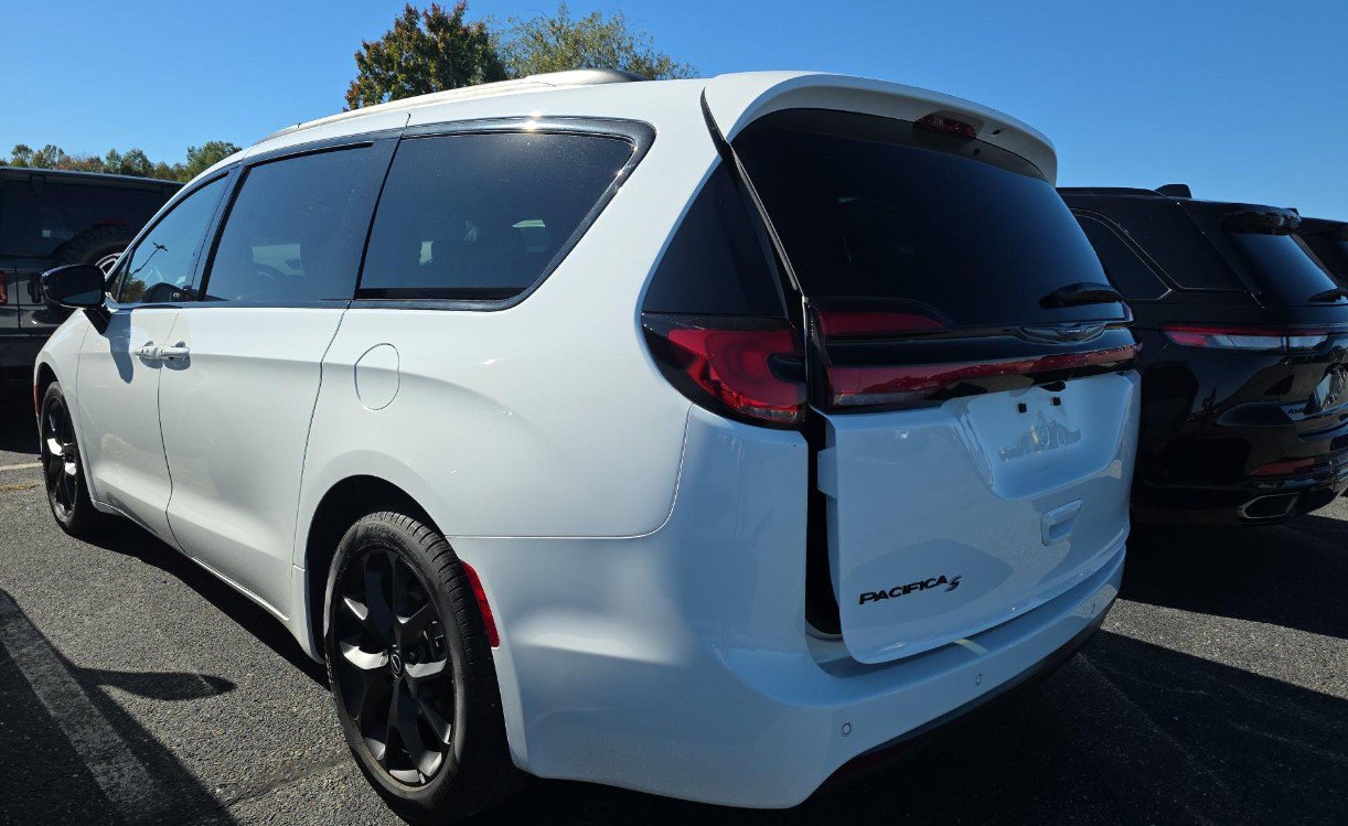 Used 2026 Chrysler Pacifica Select w/ S Appearance Package FWD image 6