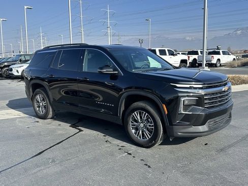 Used 2025 Chevrolet Traverse LT image 32