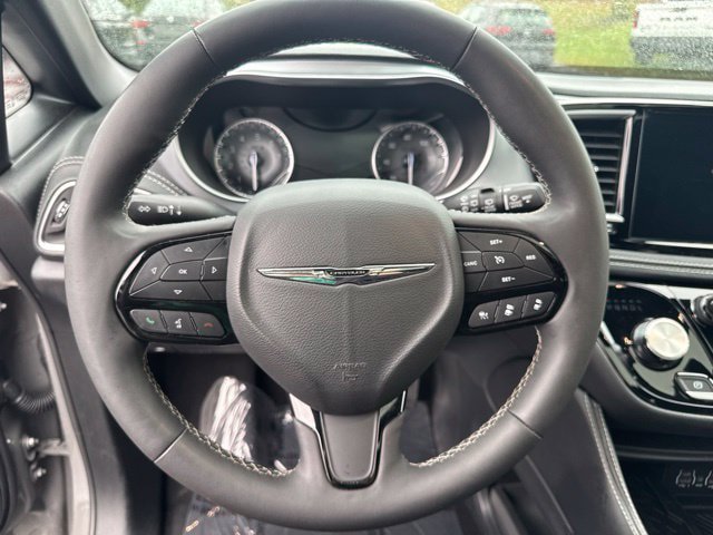 Used 2025 Chrysler Pacifica Limited FWD image 19