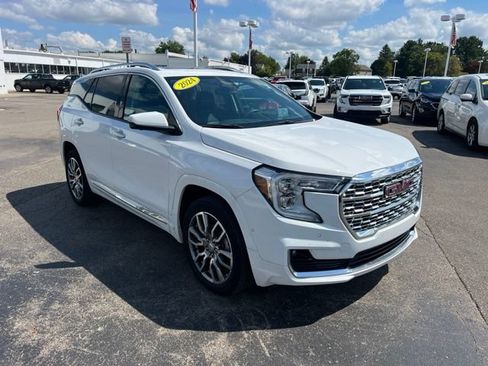 Used 2024 GMC Terrain Denali w/ Denali Premium Package AWD/4WD image 3