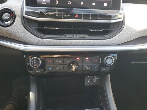 Used 2022 Jeep Compass Latitude w/ Convenience Group FWD image 19