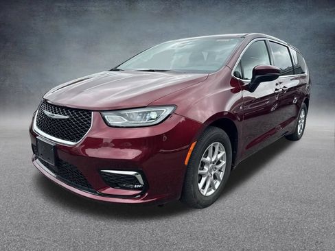Used 2023 Chrysler Pacifica Touring-L FWD image 3