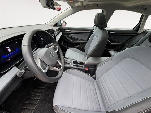 Used 2025 Volkswagen Jetta SE w/ Sunroof Package image 9