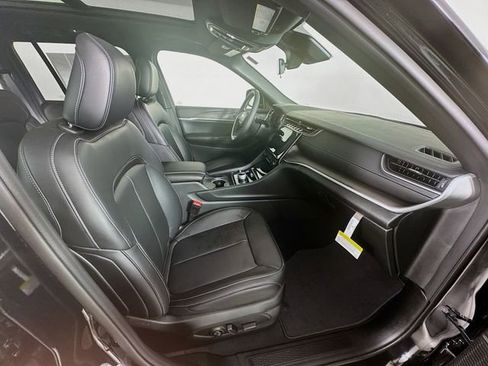 New 2025 Jeep Grand Cherokee Limited image 32