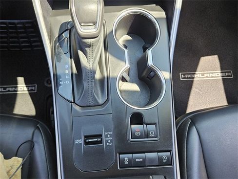 Used 2022 Toyota Highlander XLE image 23