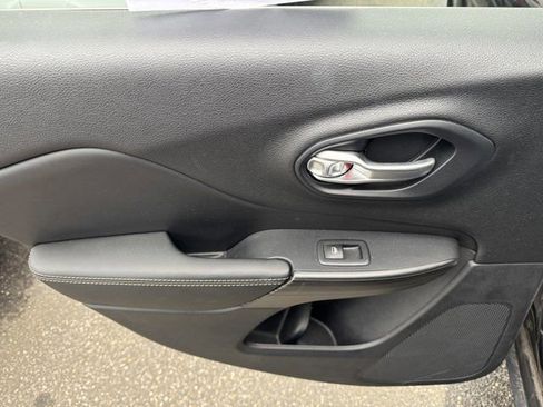 Used 2016 Jeep Cherokee Limited image 35