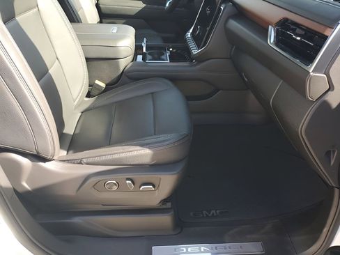 Certified 2025 GMC Yukon Denali image 16