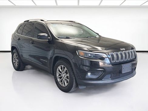 Used 2019 Jeep Cherokee Latitude Plus w/ Comfort/Convenience Group FWD image 3