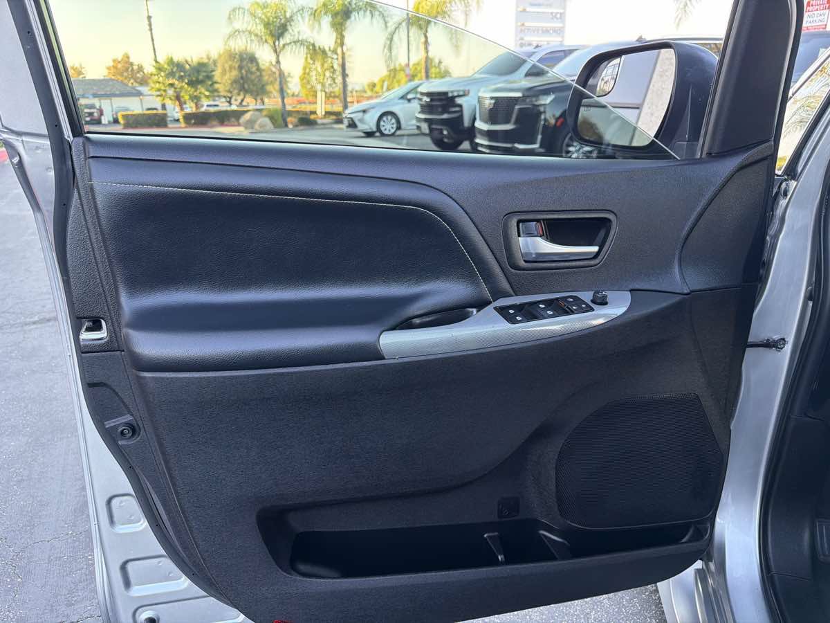 Used 2018 Toyota Sienna SE FWD image 47