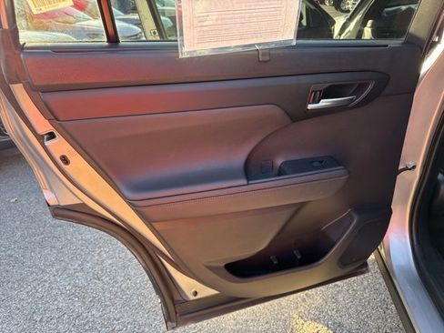 Used 2023 Toyota Highlander XSE image 19