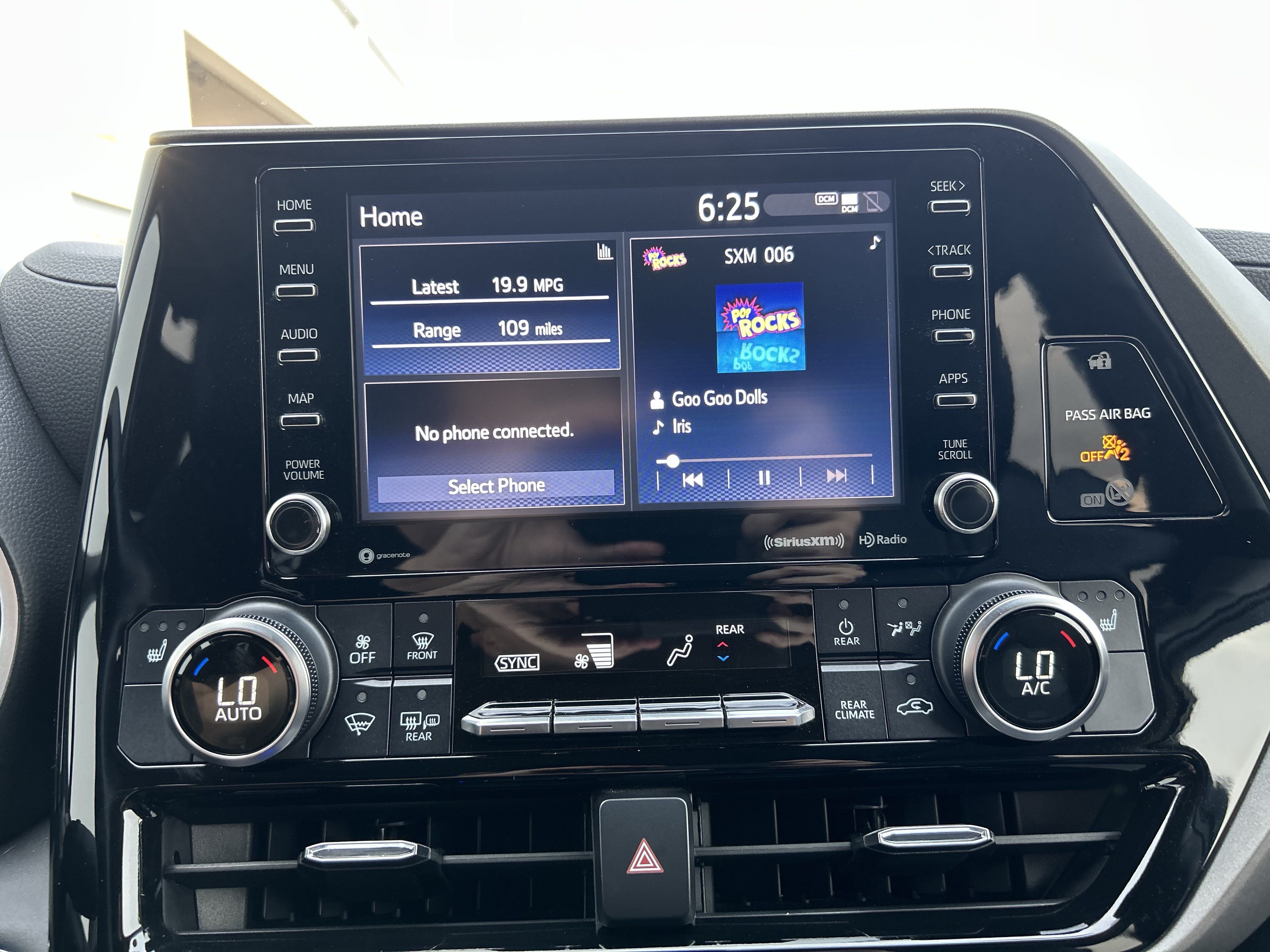 Used 2022 Toyota Highlander XLE AWD/4WD image 18