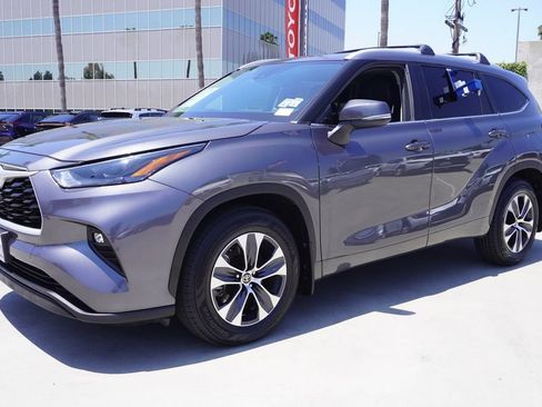 Used 2023 Toyota Highlander XLE FWD image 4