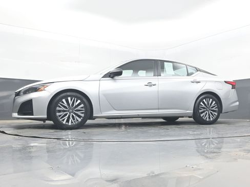 Used 2024 Nissan Altima 2.5 SV FWD image 25