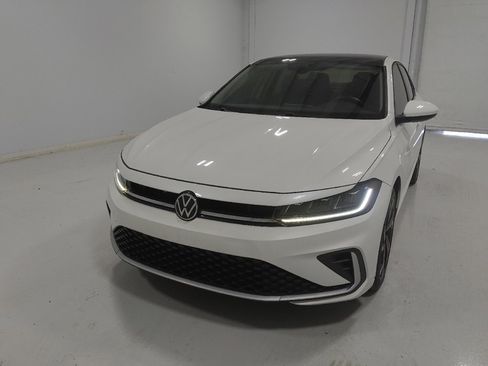 Used 2025 Volkswagen Jetta SE FWD image 15