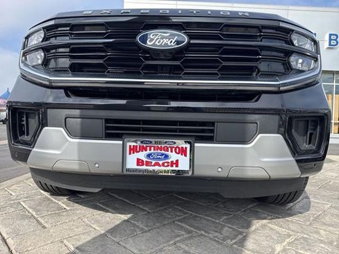 Used 2025 Ford Expedition Max Platinum w/ Platinum Ultimate Package AWD/4WD image 38