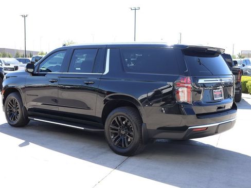 Used 2024 Chevrolet Suburban LT w/ Luxury Package AWD/4WD image 4
