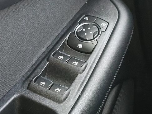 Used 2018 Ford Edge SE image 24