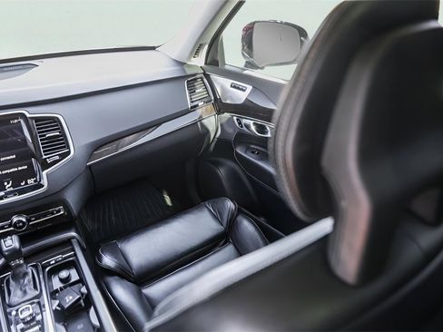 Used 2017 Volvo XC90 T6 Momentum w/ Vision Package image 31