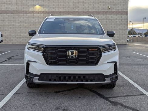 Used 2024 Honda Pilot TrailSport image 2