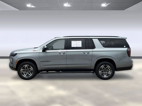 Used 2025 Chevrolet Suburban Z71 AWD/4WD image 2