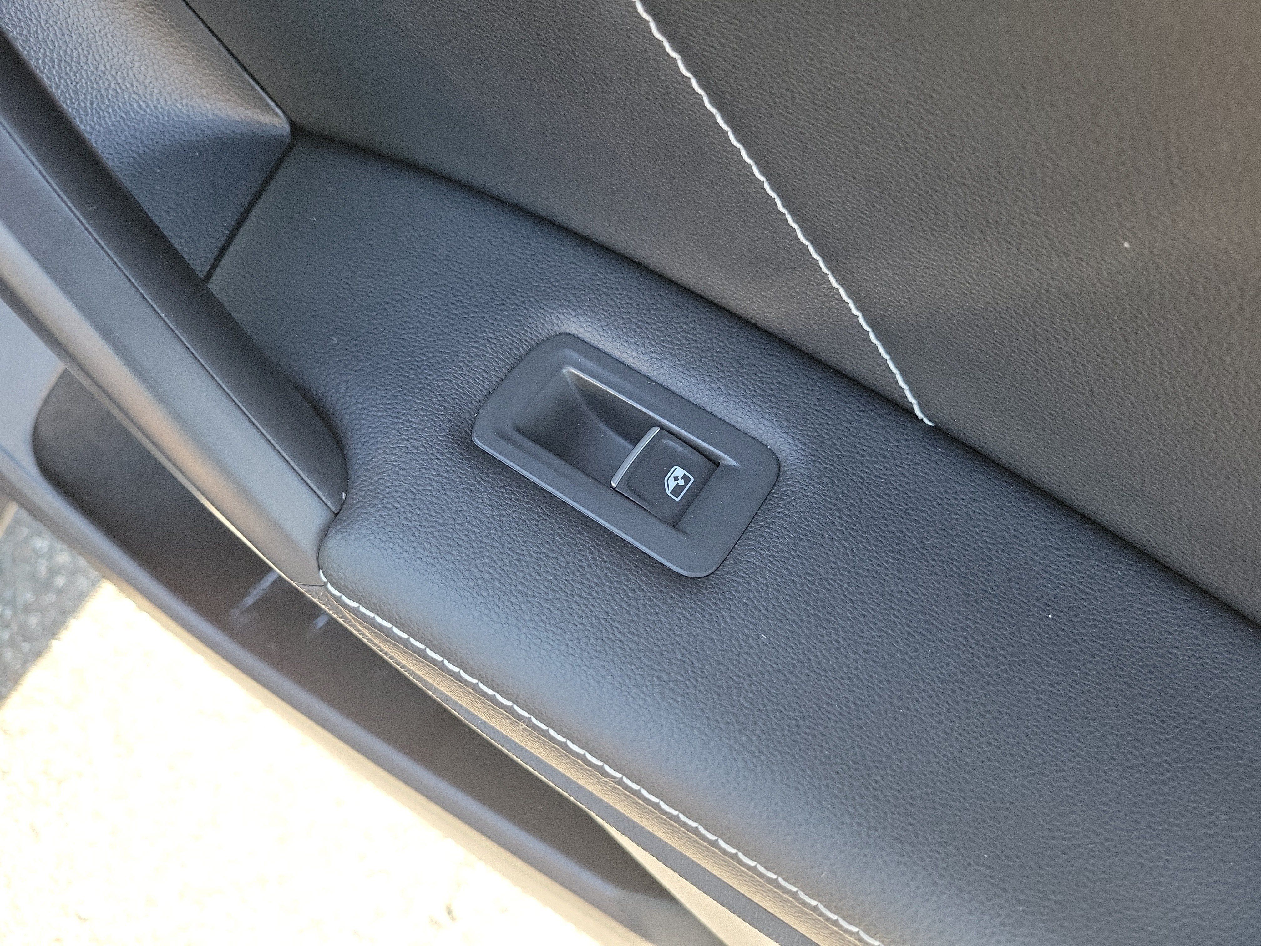 Used 2023 Volkswagen Tiguan SE w/ Panoramic Sunroof Package FWD image 11