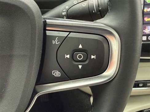 Used 2023 Volvo XC40 B5 Ultimate w/ Climate Package image 17