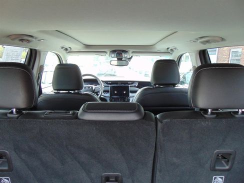 Used 2023 Jeep Grand Cherokee image 12