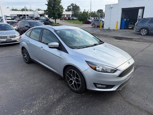 Used 2018 Ford Focus SEL w/ Cold Weather Package FWD image 4