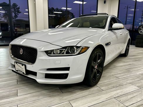 Used 2018 Jaguar XE Prestige image 3