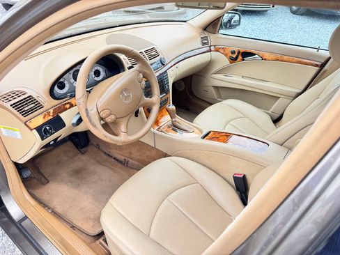 Used 2009 Mercedes-Benz E 350 4MATIC Sedan image 11