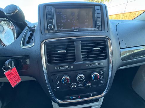 Used 2018 Dodge Grand Caravan SE w/ UConnect Hands-Free Group image 20