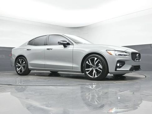 Used 2025 Volvo S60 B5 Plus FWD image 34