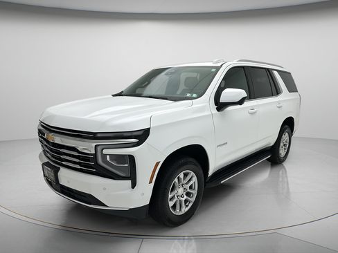 Used 2025 Chevrolet Tahoe LT AWD/4WD image 3