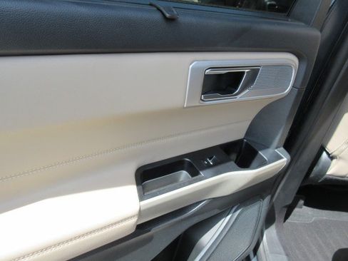 Used 2022 Ford Explorer Limited w/ Equipment Group 301A RWD image 17