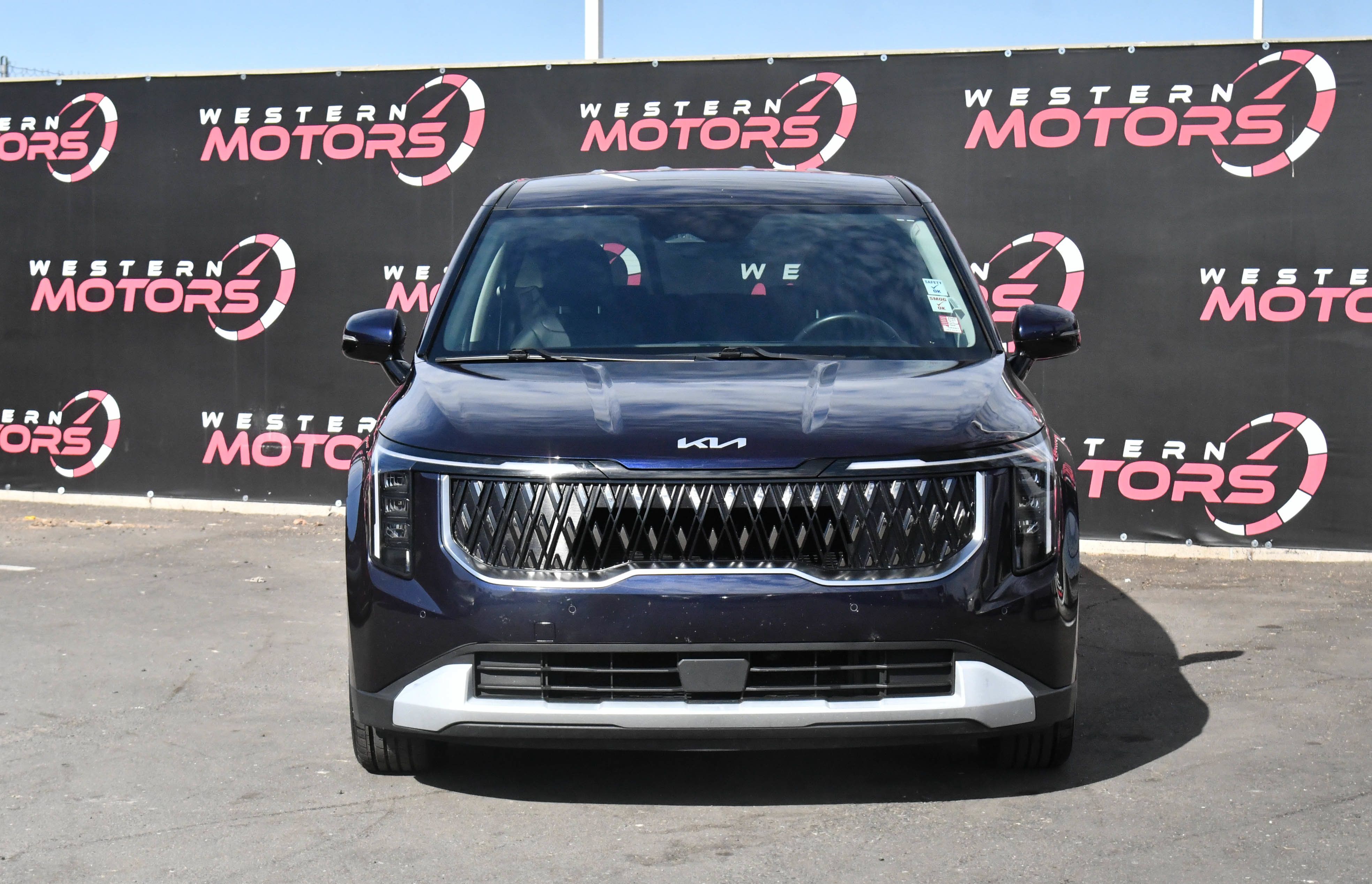 Used 2025 Kia Carnival FWD image 2