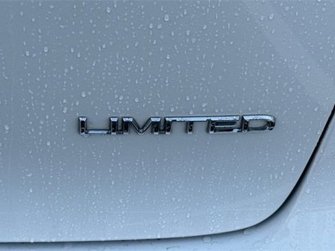 Used 2020 Chrysler Pacifica Limited image 36