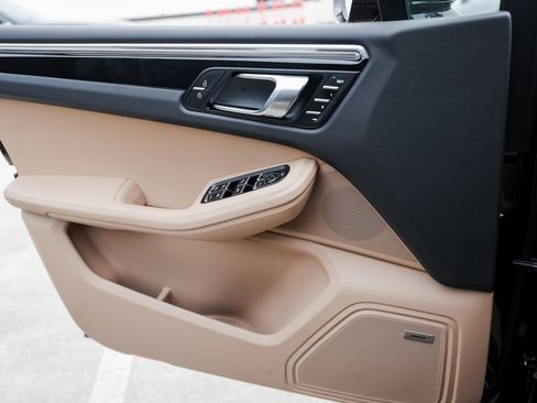 Certified 2025 Porsche Macan image 23