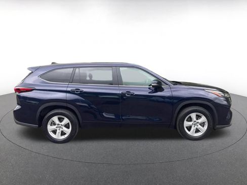 Used 2025 Toyota Highlander LE FWD image 13