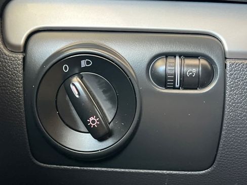 Used 2013 Volkswagen Golf 4-Door FWD image 28