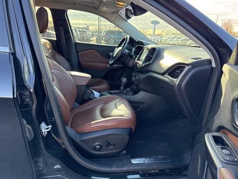 Used 2019 Jeep Cherokee Overland w/ Technology Group AWD/4WD image 12