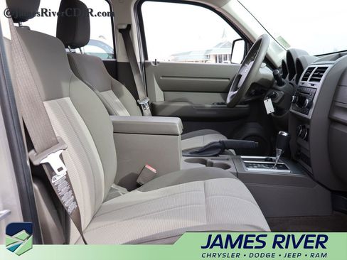 Used 2008 Dodge Nitro SXT image 9