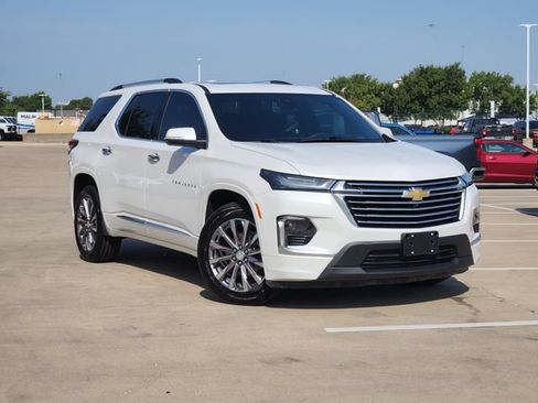 Used 2023 Chevrolet Traverse Premier FWD image 2