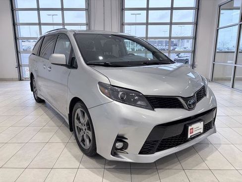 Certified 2020 Toyota Sienna SE image 1