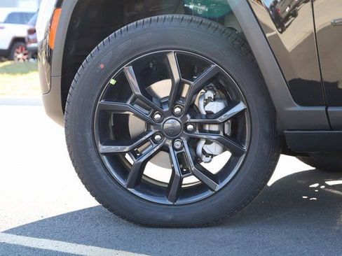 New 2025 Jeep Grand Cherokee Limited AWD/4WD image 2