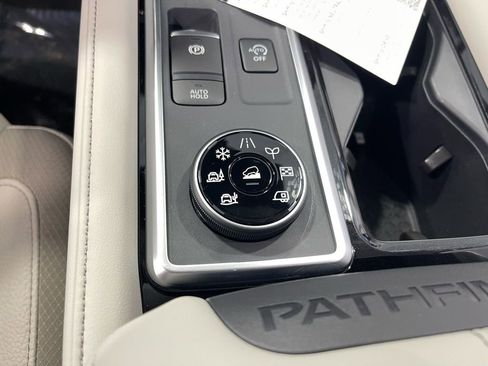 New 2026 Nissan Pathfinder SL image 12