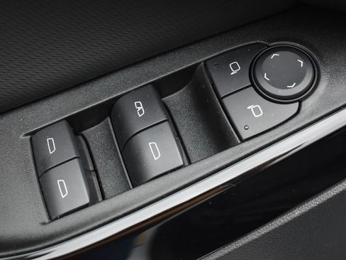 Used 2025 Chevrolet Equinox LT w/ Safety and Technology Package FWD image 13