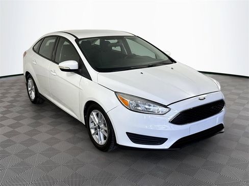 Used 2017 Ford Focus SE w/ Cold Weather Package image 4