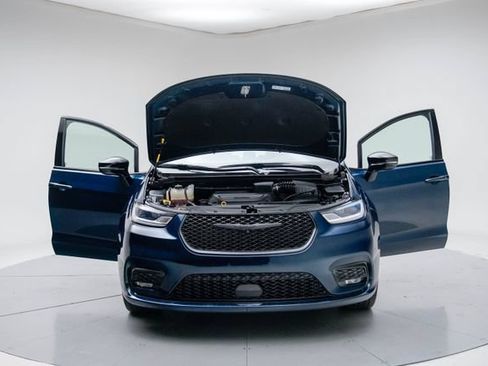 Used 2025 Chrysler Pacifica Limited FWD image 17