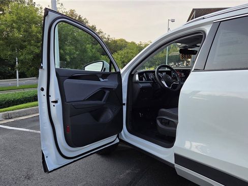 New 2026 Volkswagen Tiguan SE FWD image 11